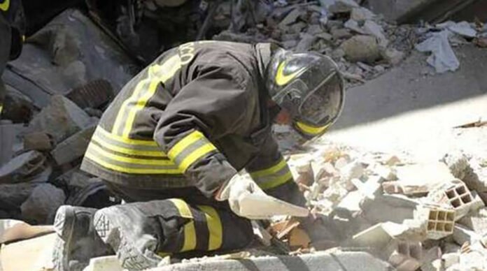 vigile-del-fuoco-macerie-terremoto-Aquila vigile del fuoco macerie terremoto lAquila
