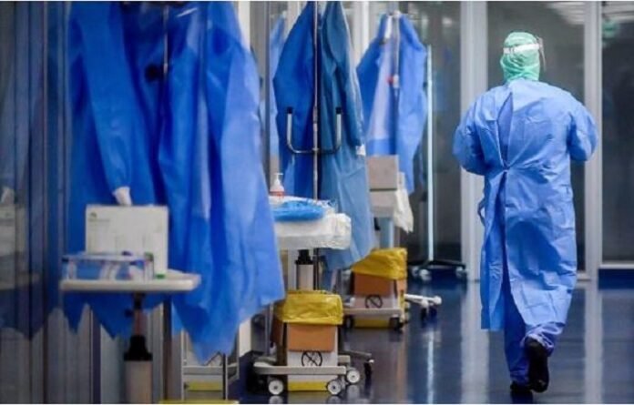 medico cammina su una corsia di ospedale