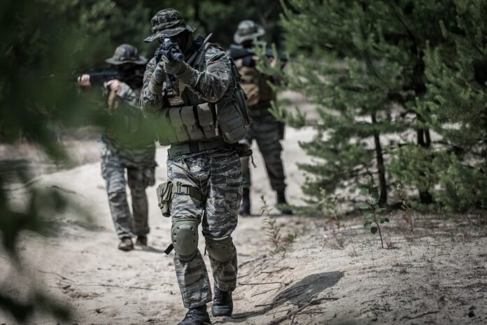 militari con mitra in mano, Obbligo vaccinale