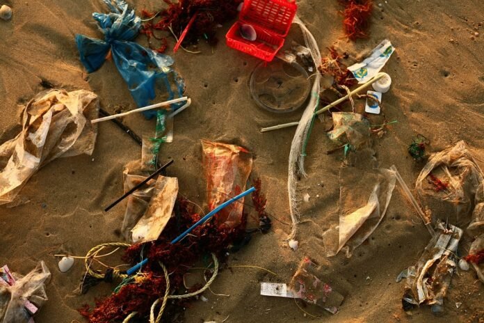 sabbia del mare contaminata da plastica