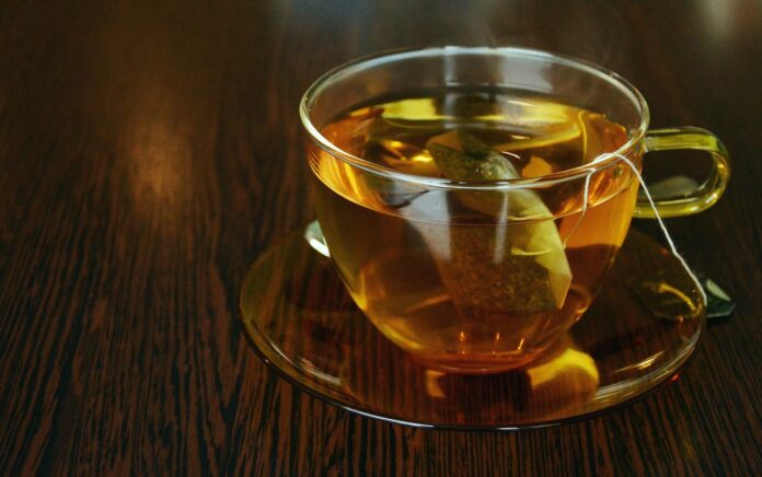 tea-tazza-bustina-infusione bustina di te in infusione in una tazza di vetro