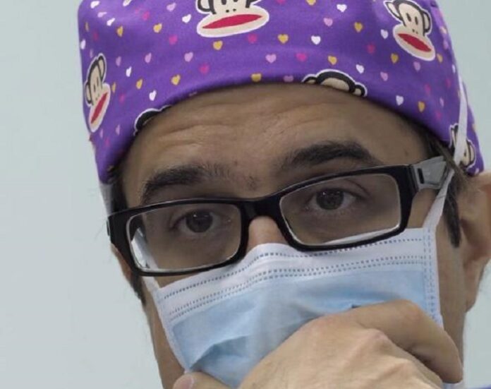 Stefano Lovandina, medico con la mascherina e la bandana