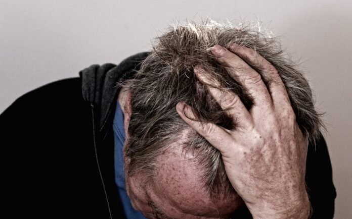 uomo con la testa tra le mani, allucinogeni