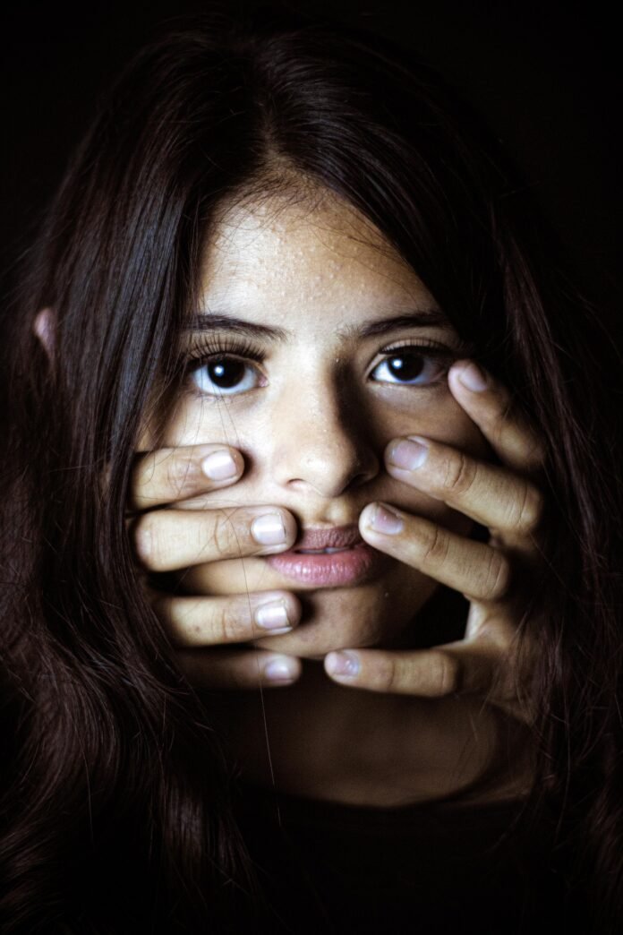 bambina con mani sul viso, sextortion