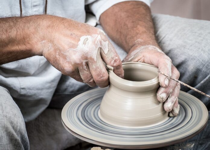 mani-ceramica-modellare-argilla mani che modellano l'argilla