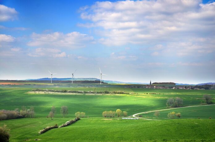 pianura verde con pale eoliche, sviluppo sostenibile