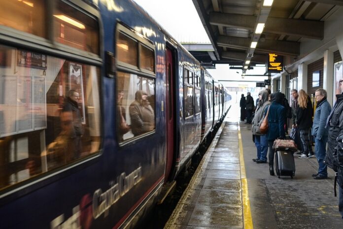 treno in arrivo alla stazione