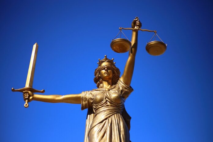 giustizia statua con bilancia e spada