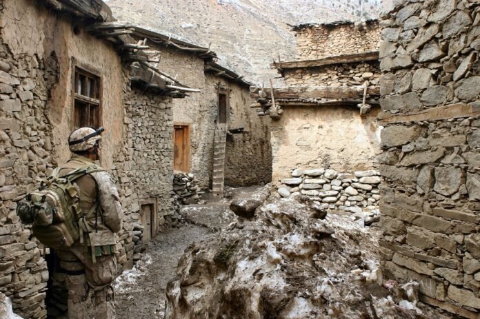 militare in un paesino con case rocciose