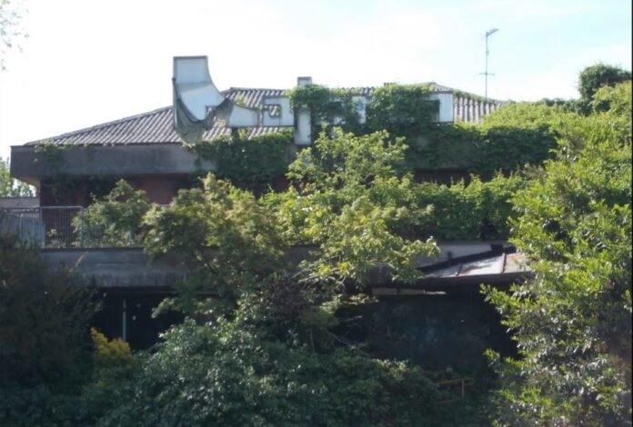 foto di una palazzina nel verde, con tetto di amianto Majorca