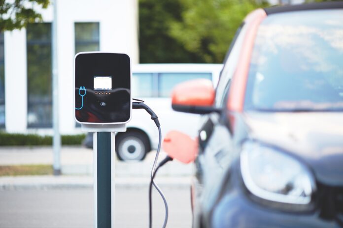 colonnina auto elettrica, e-fuel
