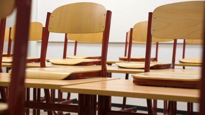 banchi e sedie di legno di una classe a scuola