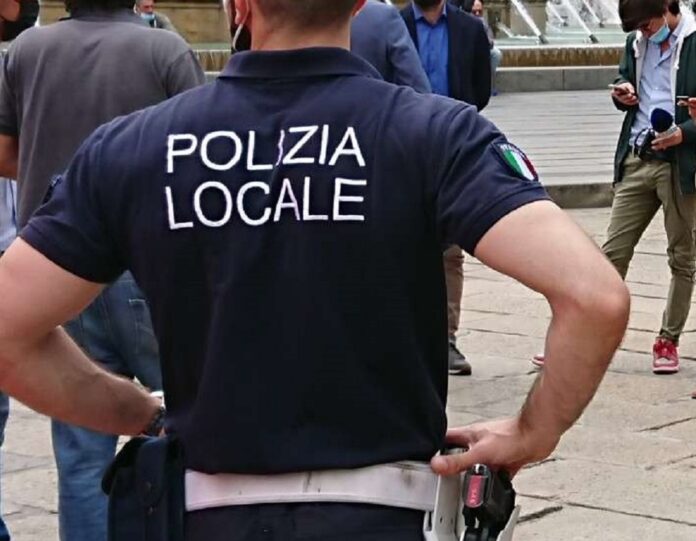 polizia locale, poliziotto di spalle