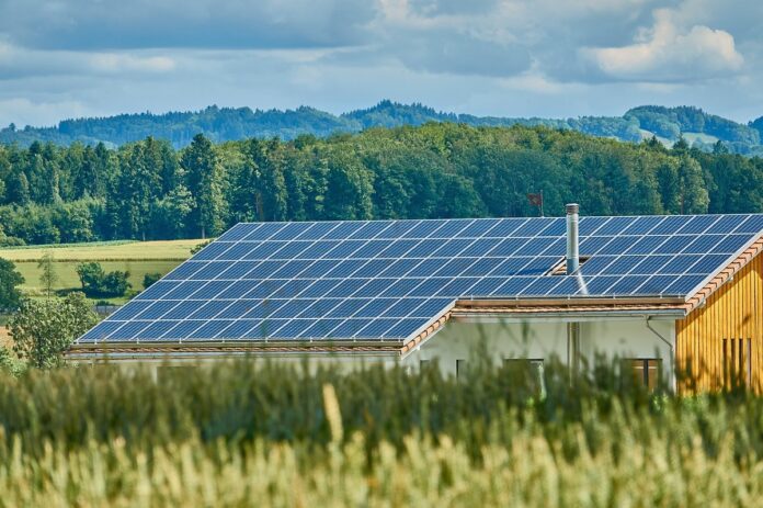 tetto, fotovoltaico sopra una casa