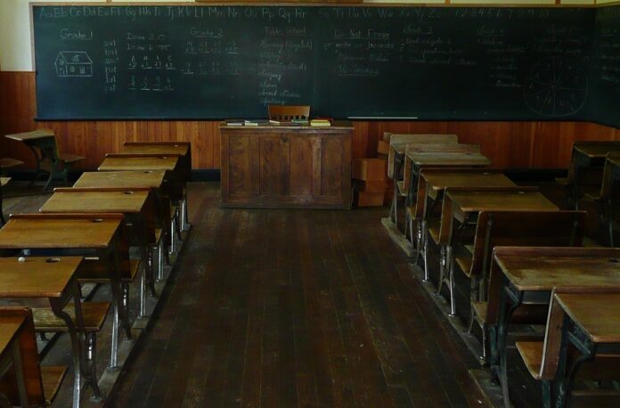 una vecchia scuola, magenta, bnonifica amianto