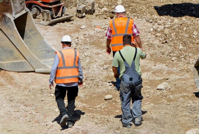 operai a lavoro: San Ginesio cantiere
