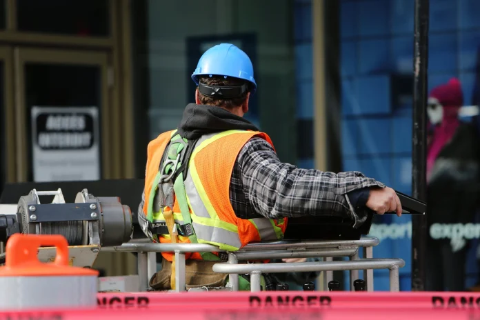 Lavoratore con imbragatura di sicurezza