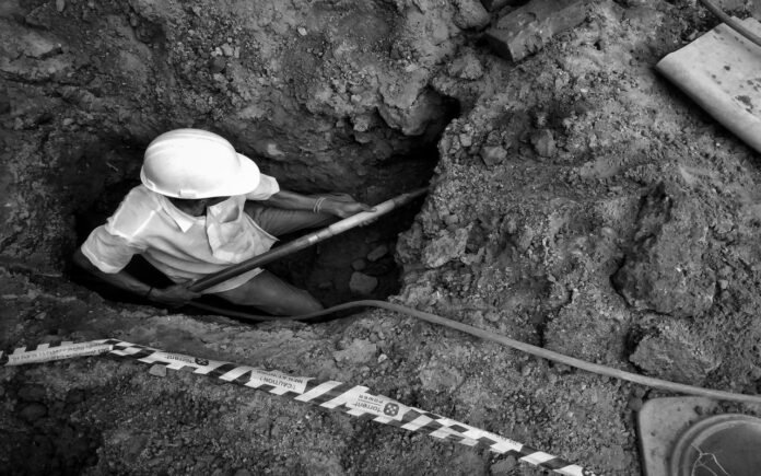 estrazione di amianto, uomo in miniera