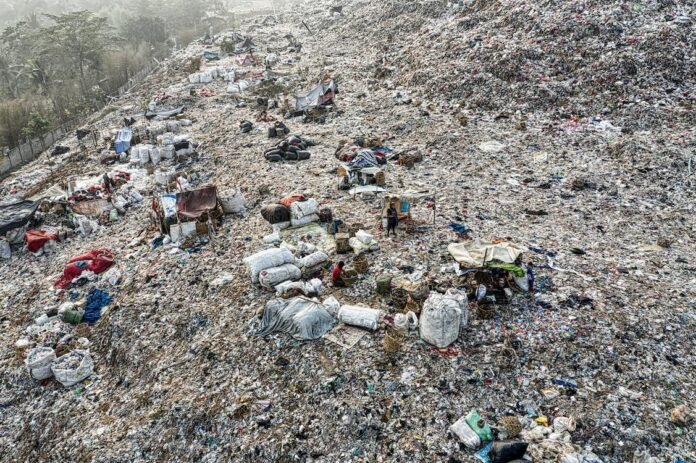 rifiuti generici, discarica abusiva e amianto: cittadinanza chiede intervento
