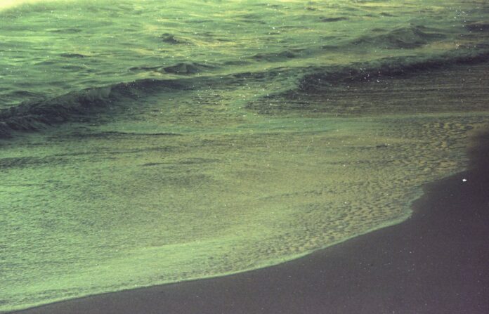 mare, spiaggia acqua e amianto