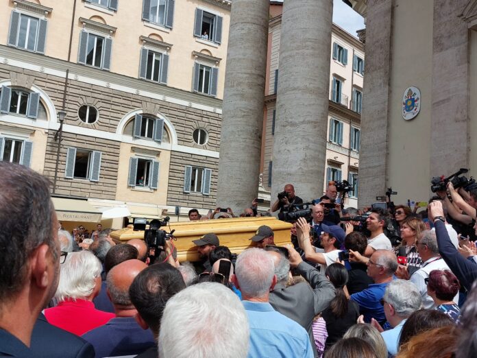 L'uscita dalla chiesa della salma di Franco Di Mare