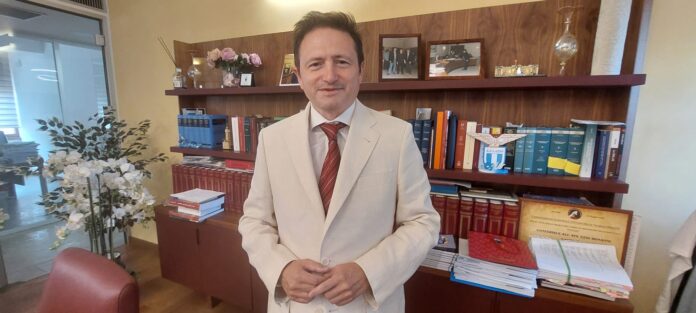 Amianto, Avv. Ezio Bonanni, presidente ONA nel suo studio legale, vedova