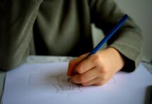 bambino che disegna un'auto