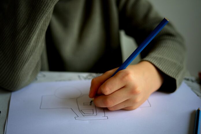 bambino che disegna un'auto