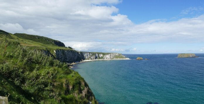 foto dell'irlanda del nord, costa rocciosa