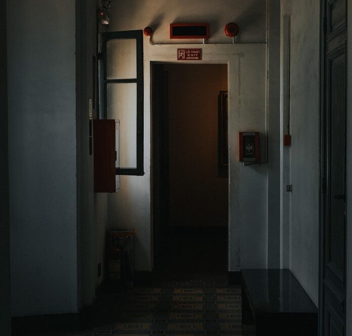 Porta antincendio (Foto free di Phat Huynh da Pixabay)