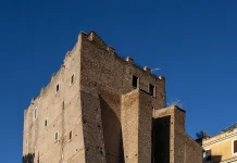 Torre dei Conti su sfondo di cielo azzurro