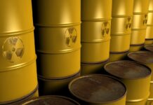 Botti gialle contenenti materiale pericoloso radioattivo