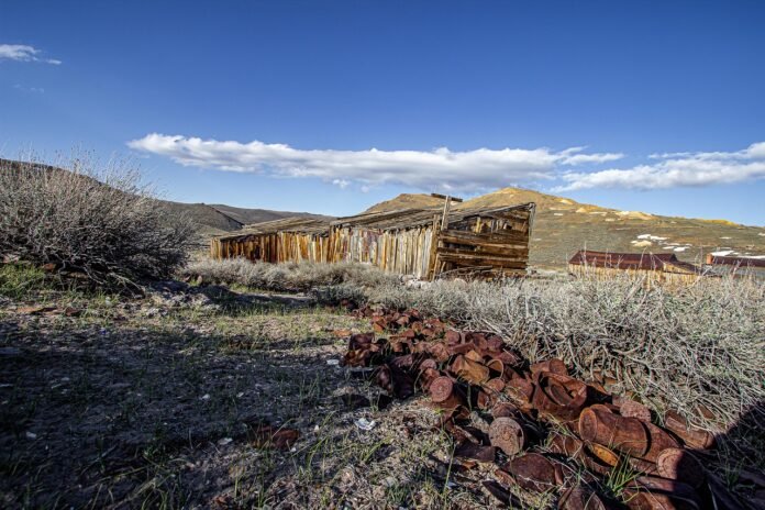 Amianto e rifiuti abbandonati in UN (Foto free esclusivamente decorativa di Michael Bußmann da Pixabay)